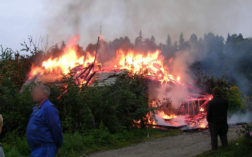 Человек погиб при пожаре на садовом массиве в Ижевске