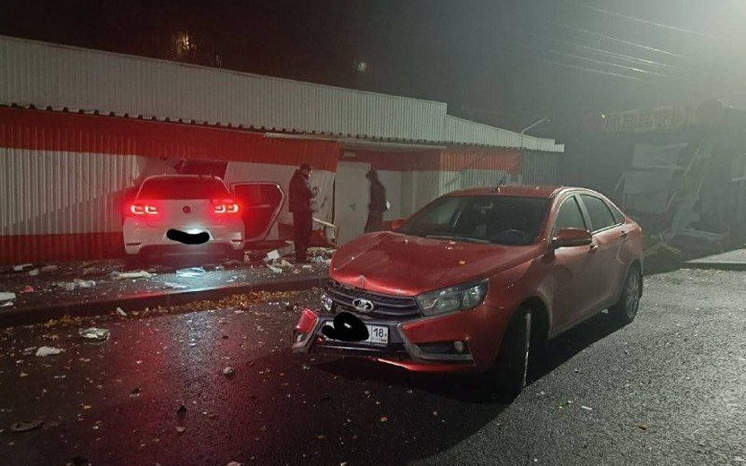 Легковушка врезалась в магазин в Ижевске
