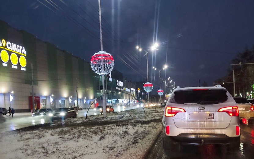 Фотофакт: новогоднюю иллюминацию включили на улицах Ижевска