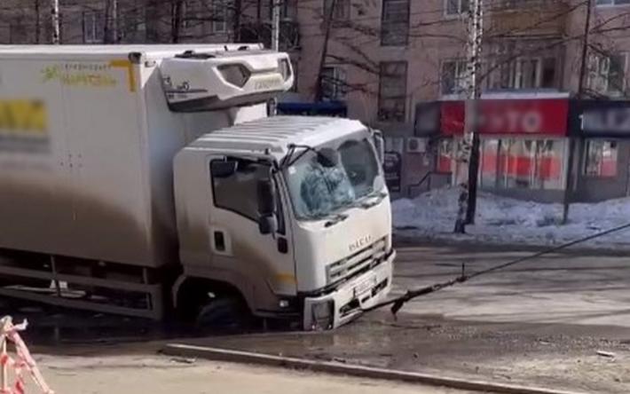 Видеофакт: грузовик провалился на ул. 50 лет ВЛКСМ в Ижевске
