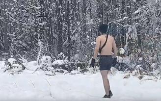 Видеофакт: почти голого мужчину вновь заметили в Ижевске