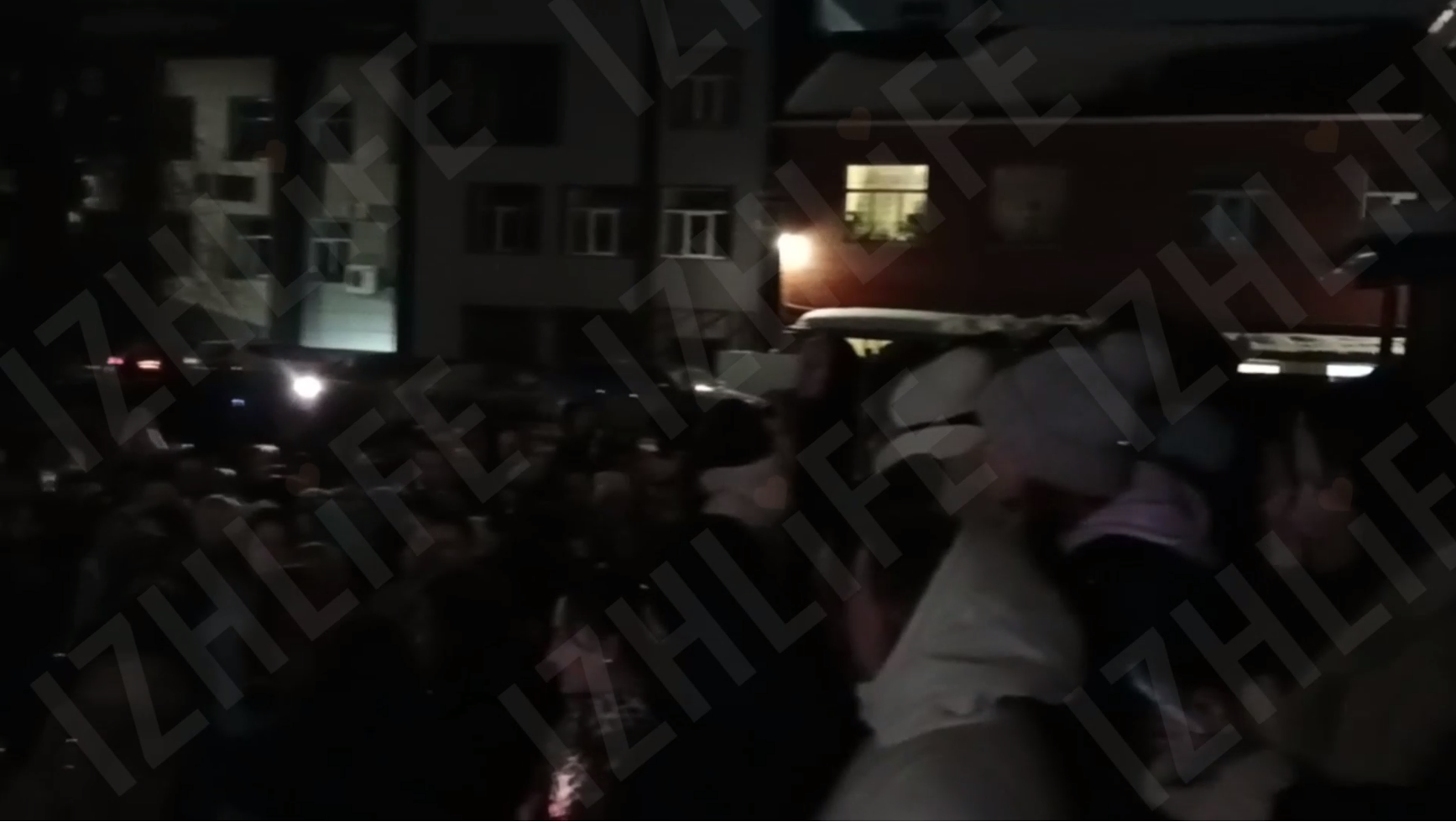 Видео: Ижевчане наблюдают, как проходит съемка Битвы сильнейших