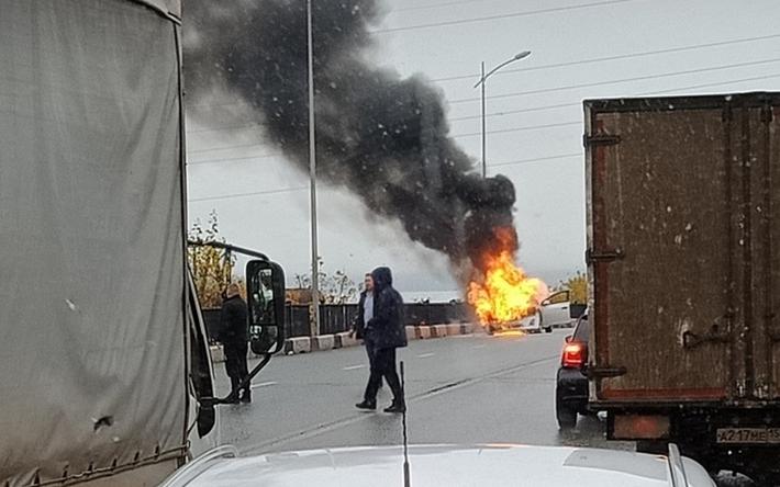 Машина загорелась на путепроводе в районе набережной в Ижевске