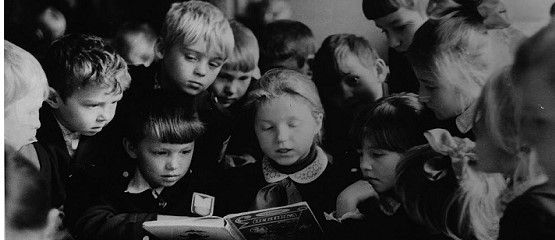 Пионервожатая школы в Шаркане Наташа Шикалова проводит занятие с октябрятами. 1980-е годы. Фото предоставлено ГКУ «ЦДНИ УР