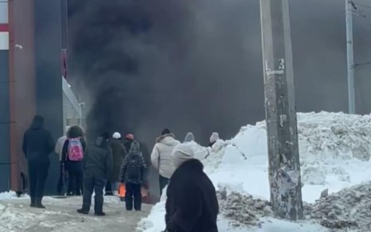 Видеофакт: машина загорелась у экорынка в Ижевске