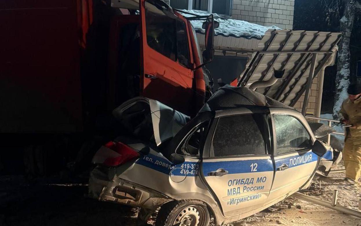 Фура протаранила машину ДПС, пожарный «Урал» и здание ГАИ в Удмуртии