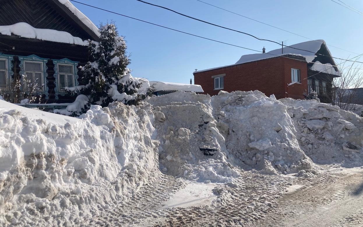 Жители Ижевска поспорили о трактористах, сгребающих снег к домам и калиткам