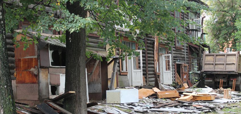 Расселение из аварийного жилья: в Ижевске снесли последний барак на улице Гольянский поселок