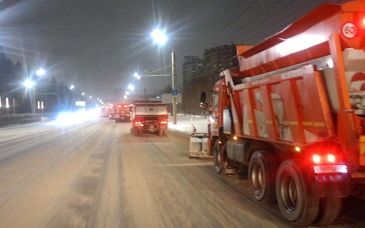 88 единиц дорожной техники вывели ночью на очистку улиц Ижевска