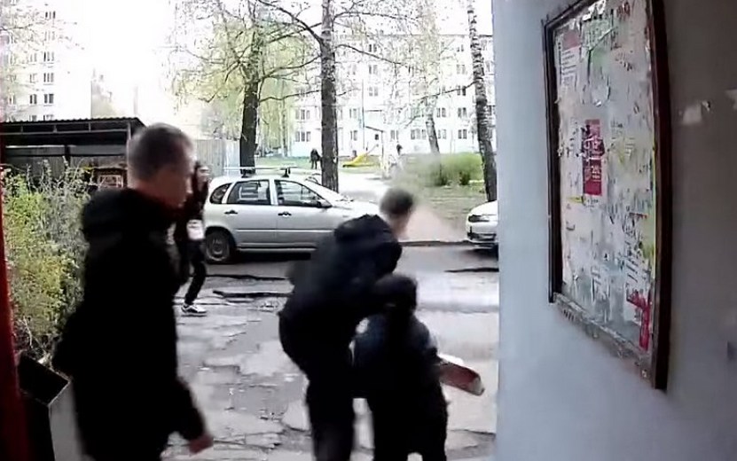 Хулиганы отбирают пиццу у ребенка в Ижевске. Видео: пресс-служба МВД по Удмуртии