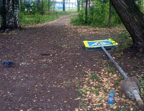 Дорожный знак вырвали из земли около УдГУ в Ижевске