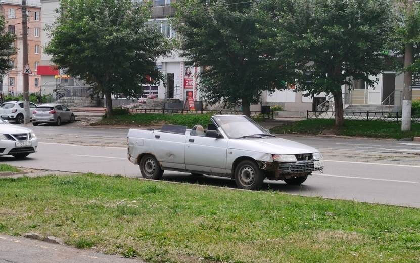«А я сяду в кабриолет»: необычную «Ладу» заметили на улицах Ижевска