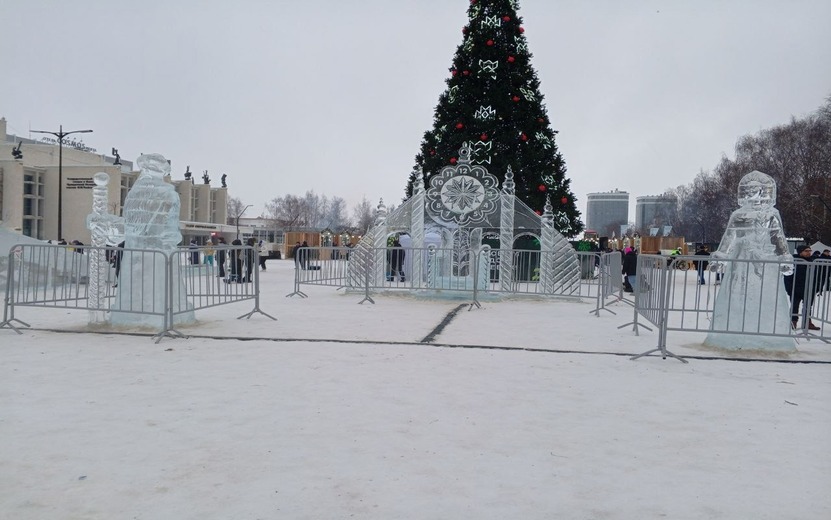 Из-за потепления ограничили доступ к ледяным фигурам на Центральной площади Ижевска