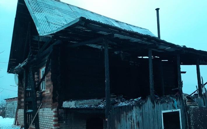 «Взяли только документы»: в доме многодетной семьи из Удмуртии произошел сильный пожар