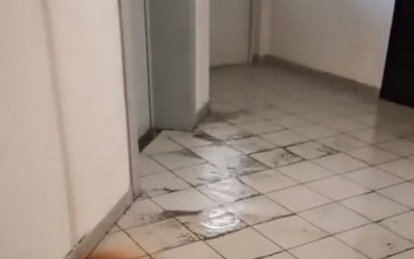 Видео: подъезд многоэтажного дома затопило в Ижевске