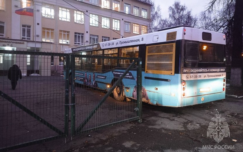 Автобус протаранил забор лицея в центре Ижевске