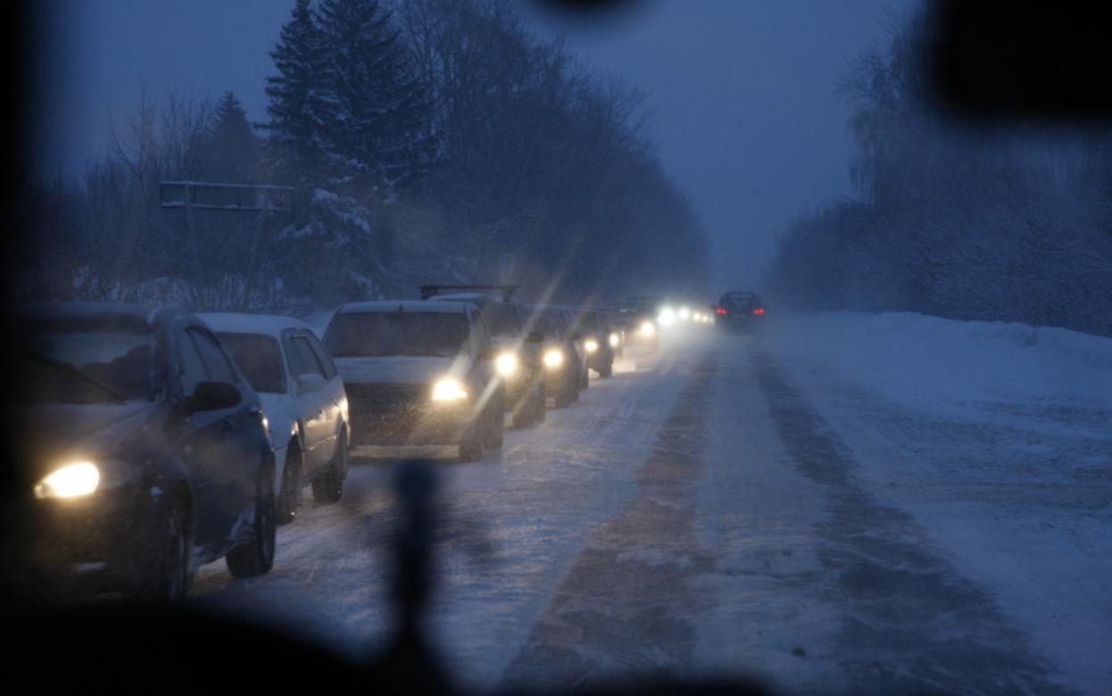 Движение грузовиков и автобусов ограничили на федеральной трассе на границе с Удмуртией