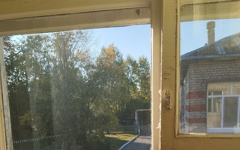 Родители пожаловались на опасные окна и холод в детском саду Ижевска