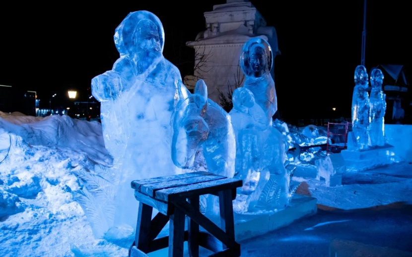 Скульпторы формируют фигуры поэтапно – от общего силуэта к мелким элементам. Фото: Данил Иванов