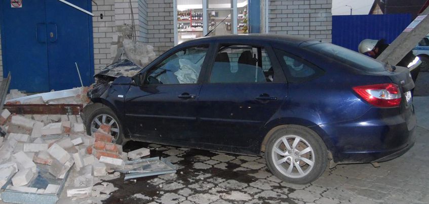 В Удмуртии автоледи врезалась в крыльцо магазина, где стояла 12-летняя девочка