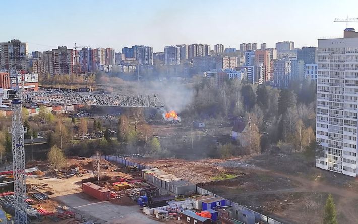 Садовый дом загорелся в СНТ Любитель в Ижевске