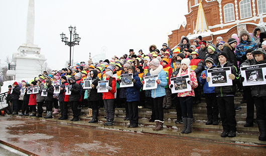 Школьники Ижевска почтили память детей, погибших на дорогах республики в 2014 году