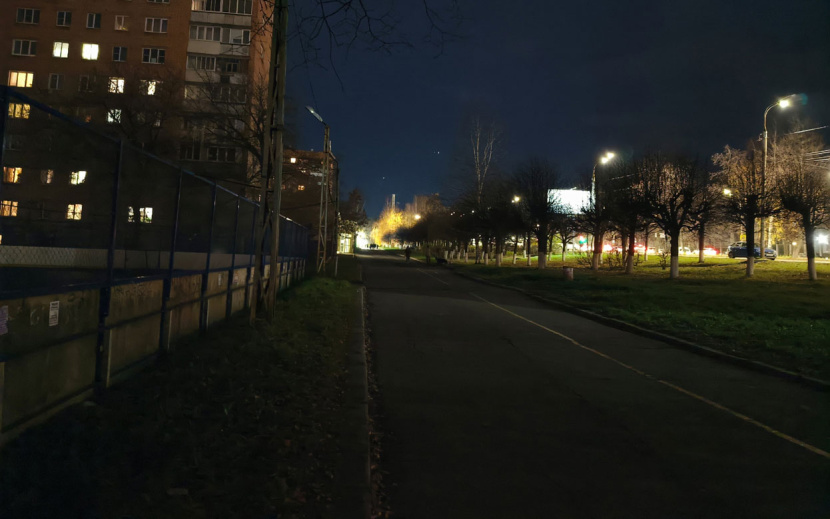 Улица Кирова хоть и освещена со стороны проезжей части, но вот места ближе к жилым домам довольно темные