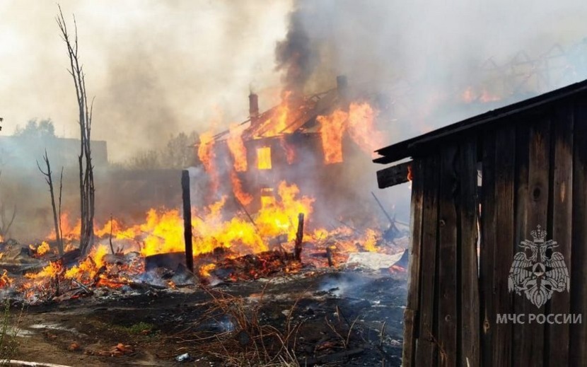 Пожар на ул. Куйбышева в Сарапуле, фото: пресс-служба ГУ МЧС по Удмуртии