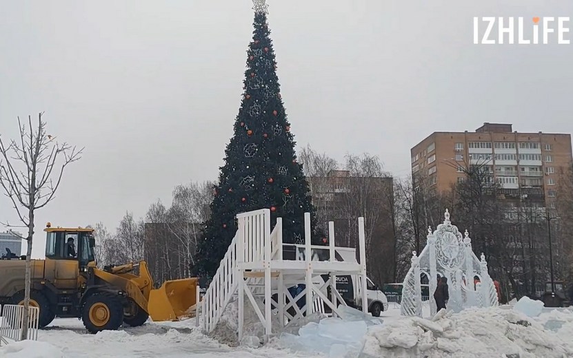 Видеофакт: ледовый городок сносят на Центральной площади Ижевска