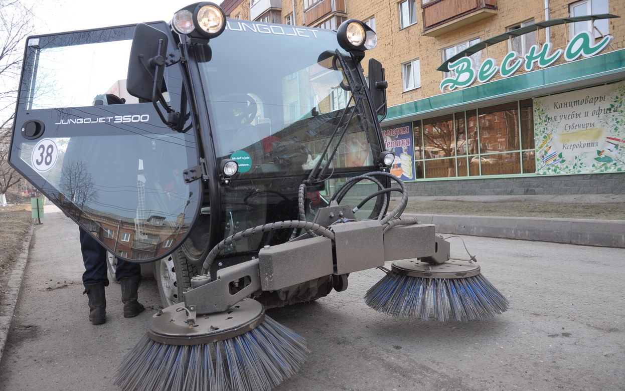 Убирать грязь начали с улиц Ижевска