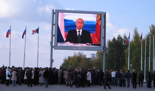 В 2005 году во время прямой линии с президентом был организован телемост с Центральной площади Ижевска. Фото: adm-sarapul.ru, www.youtube.com, архив редакции