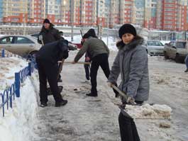 Организатор субботника Вершинина Марина Васильевна, Председатель правления ТСЖ Управдом плюс, сама участвует в убоке снега. Фото автора