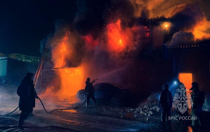В Ижевске загорелся автосервис на площади 600 квадратных метров