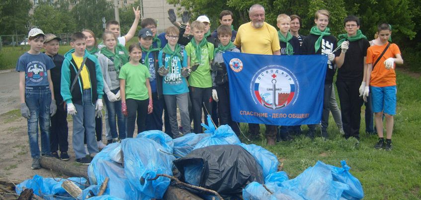 В Ижевске школьники и дайверы очистили от мусора Александровский пруд