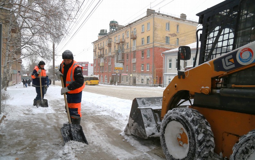 Рабочие и техника продолжают очищать улицы и тротуары Ижевска от снега