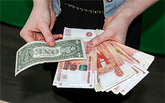 К концу года курс рубля к доллару может немного снизиться