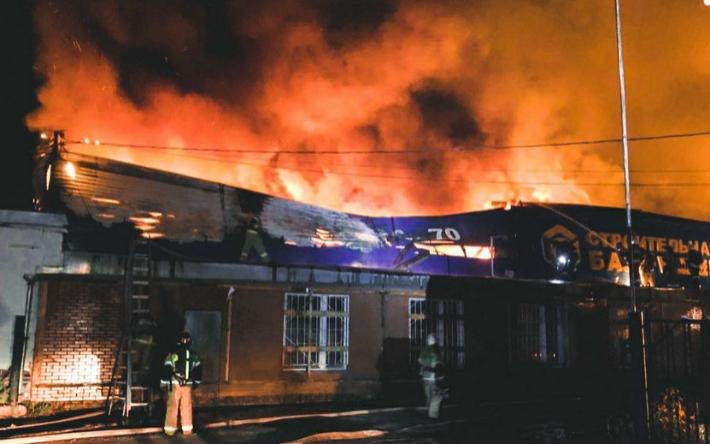 Пожар площадью 600 кв. м произошел на складе по ул. Зимней в Ижевске