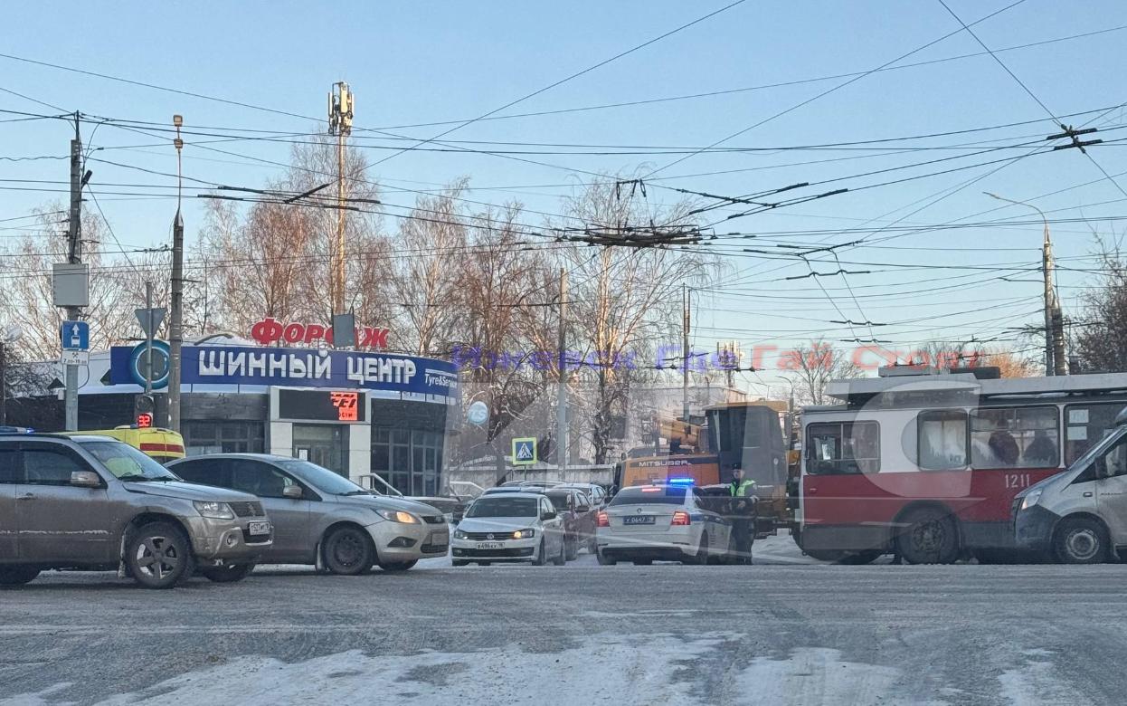 Троллейбус столкнулся с погрузчиком на перекрестке в Ижевске