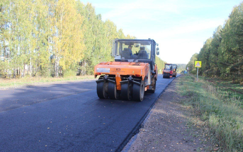 Асфальт начали укладывать на автодороге Ува-Сюмси