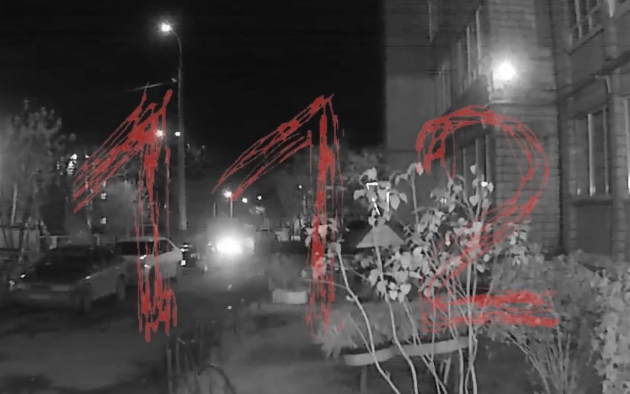 «112»: в Ижевске хулиган помял несколько машин и ударил директора театра