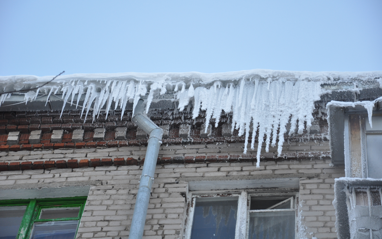 СК начал проверку после травмирования трех ижевчанок от упавших сосулек