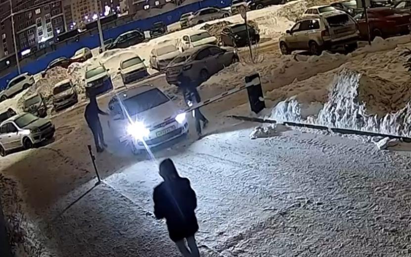 Нападение на таксиста в Ижевске. Видео: пресс-служба МВД по Удмуртии