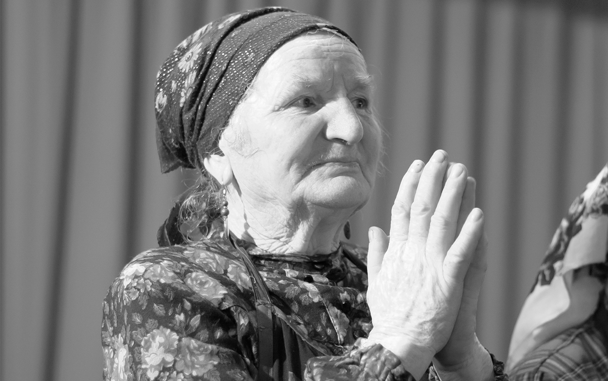 «Она всю жизнь хотела быть певицей»: в Удмуртии ушла еще одна «Бабушка из Бураново»