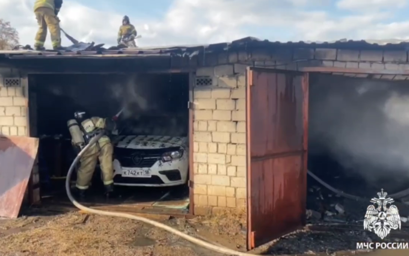 Девять гаражей и три машины загорелись в Ижевске