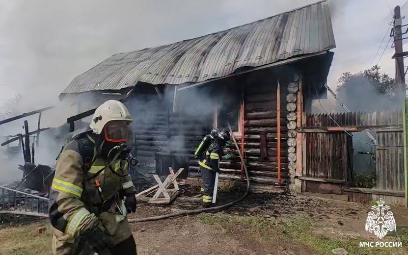 Частный дом сгорел на Восточном поселке в Ижевске