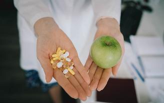 Гастроэнтеролог развеял мифы о весеннем авитаминозе и рассказал, почему витамины могут плохо усваиваться