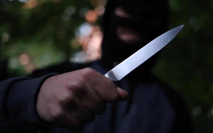 Грабитель с ножом украл конфеты из магазина в Удмуртии