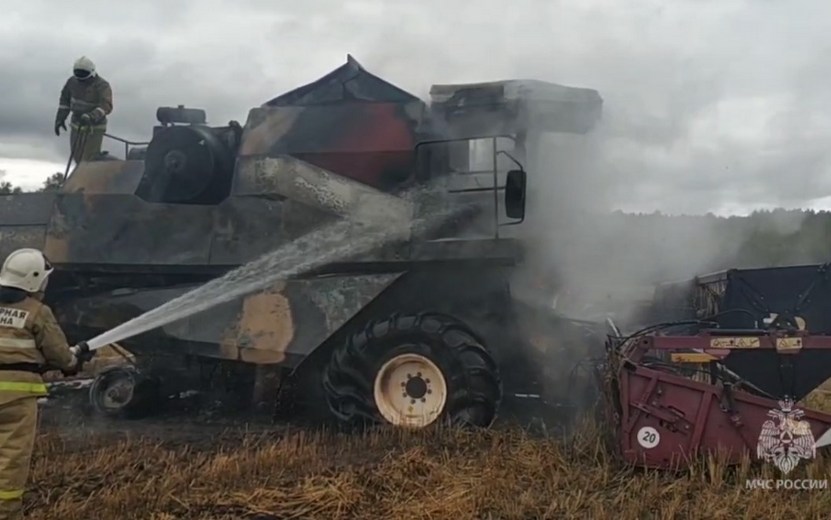 Комбайн сгорел в поле в Удмуртии