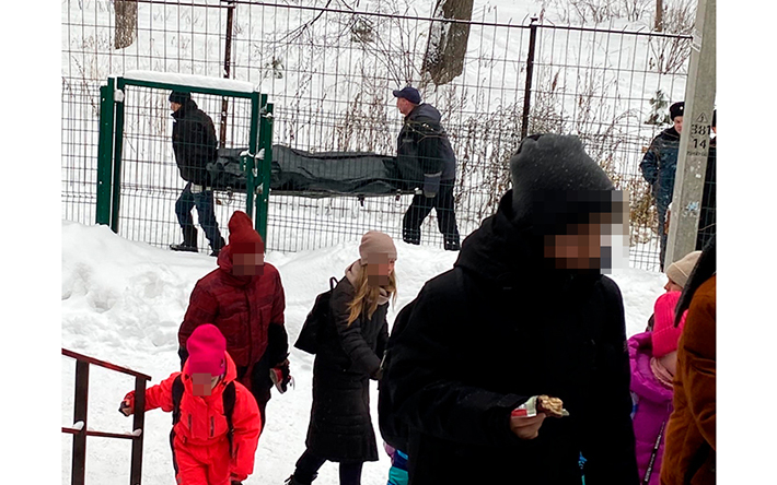 Тело мужчины нашли за забором школы № 69 в Ижевске