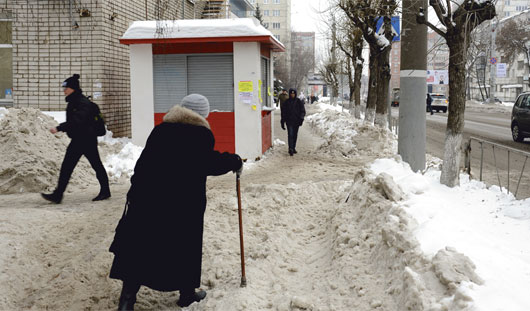 Из-за киоска техника не может проехать и убрать снег с тротуаров